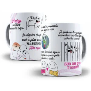 Duas canecas brancas com ilustrações de personagens divertidos e textos engraçados em português.