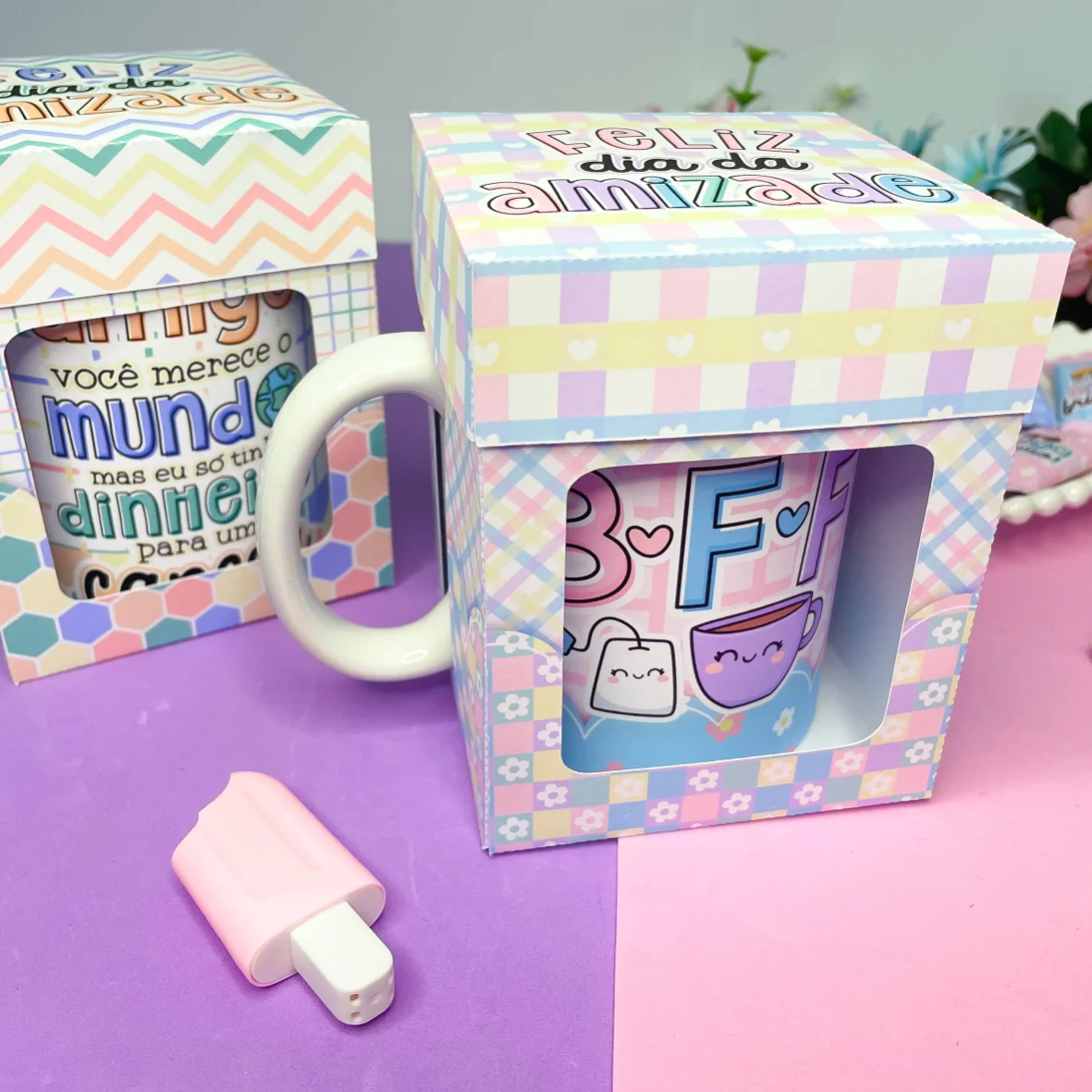 Caixas de presente estampadas com canecas personalizadas visíveis através de janelas recortadas.