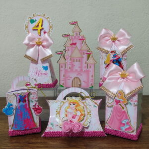 Arte digital de lembrancinhas de festa tema princesa, rosa e dourado, com castelo.