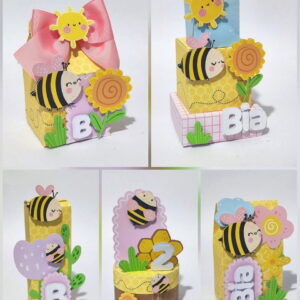 Conjunto de caixinhas personalizadas com tema de abelhas e flores em papelaria.