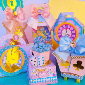 Festa Alice no País das Maravilhas luxo em PDF e Studio 9 Decorações de festa em papel com tema conto de fadas, laços, relógios e cores vibrantes.