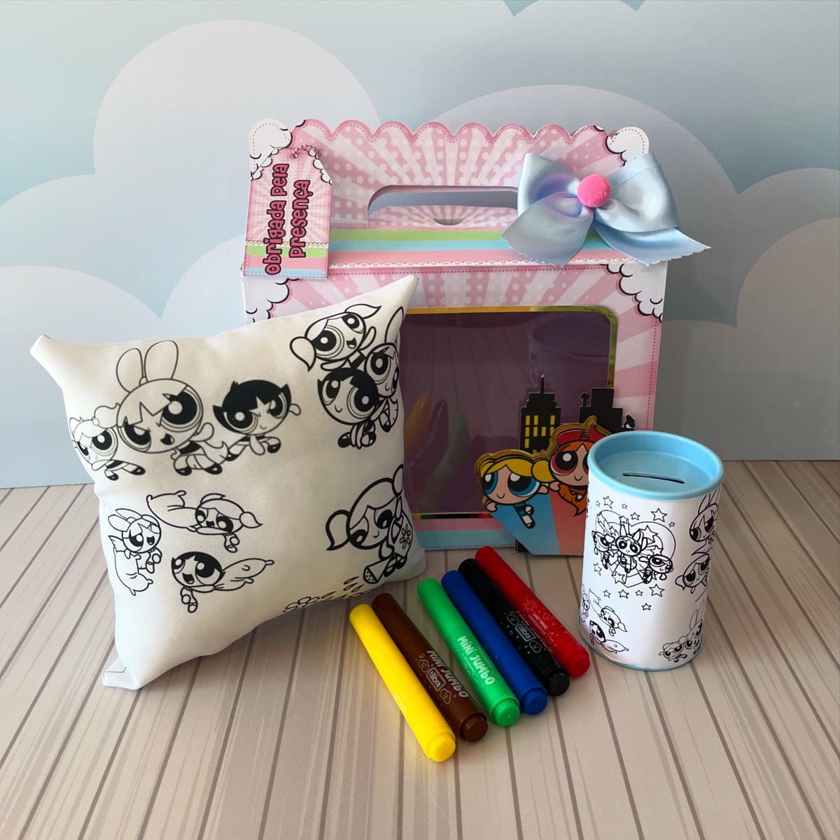 Kit Festa Meninas Super Poderosas em Studio e PDF 5 Design de kit de colorir com almofada, cofrinho e canetas de personagens.