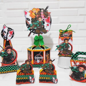 Decorações de festa com arte de personagens de anime e máscaras de raposa em fundo branco.