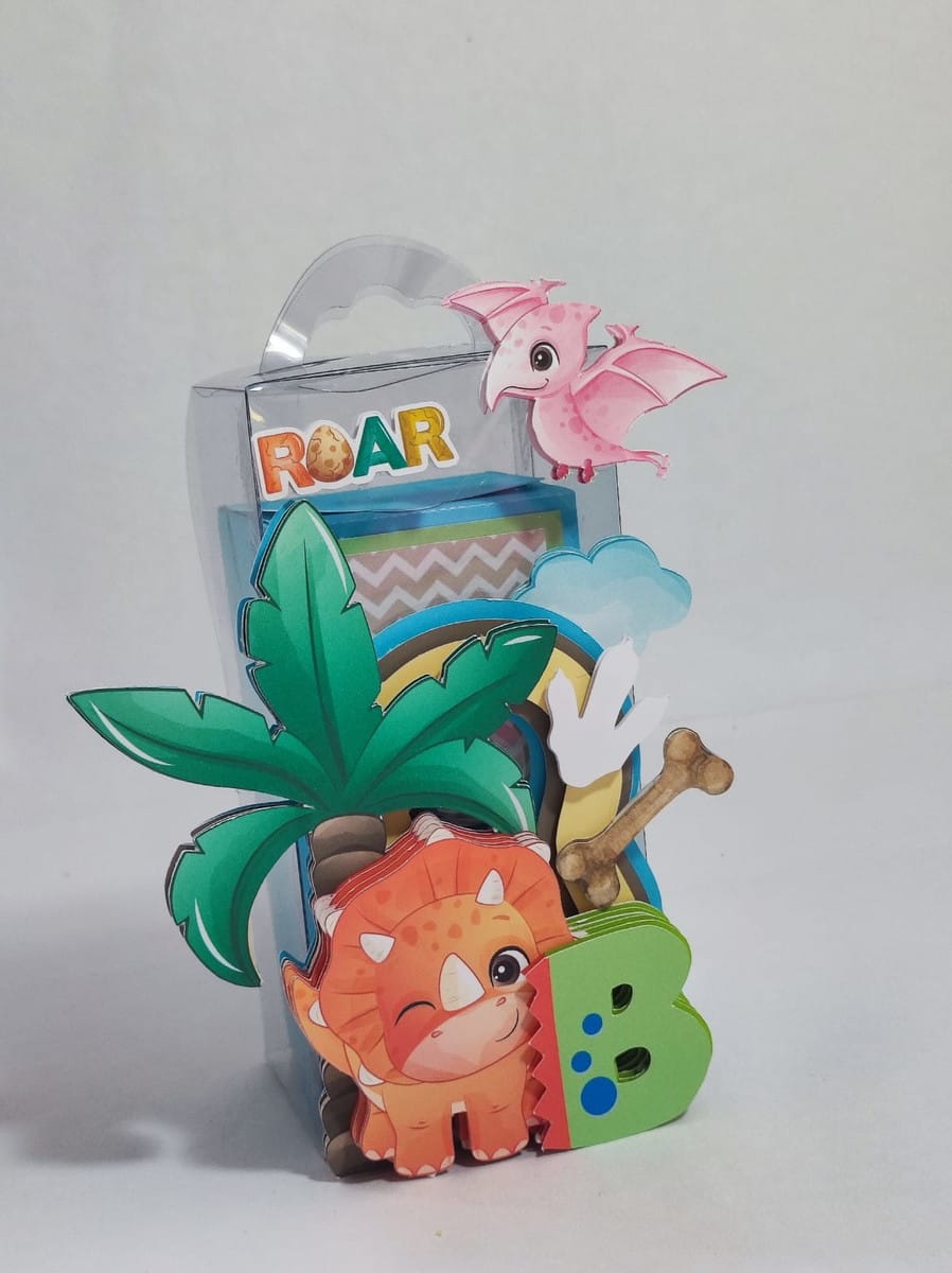 Kit Festa Dinossauro Luxo Digital em Studio e PDF 4 Arte digital de decoração de festa com dinossauros coloridos, palmeira e a palavra 'ROAR'.
