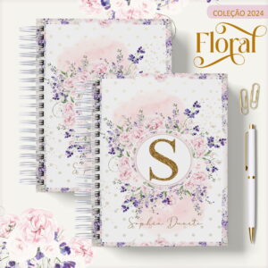 Dois cadernos espiralados com estampa floral rosa e roxa sobre fundo branco.