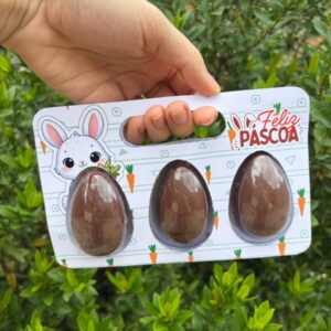 Design de embalagem de Páscoa com coelho, ovos de chocolate e "Feliz Páscoa".