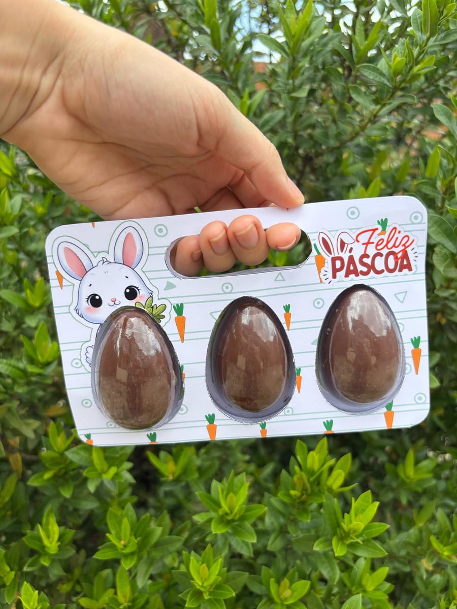 Kit Caixas Páscoa Canva para Corte em Plotter 1 Design de embalagem de Páscoa com coelho, ovos de chocolate e "Feliz Páscoa".