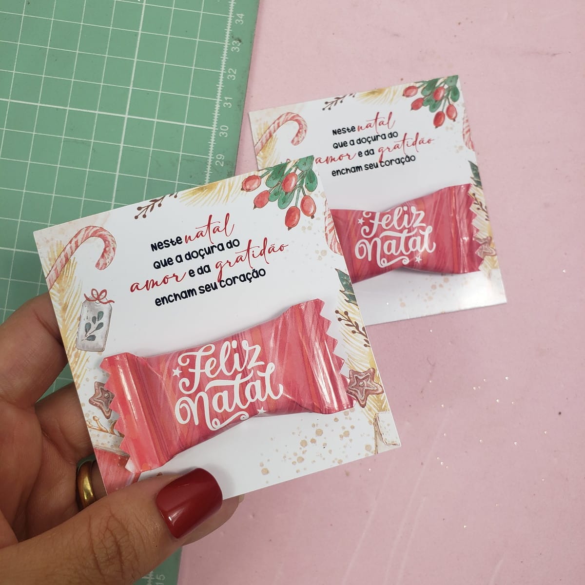 Kit Cards Doces Natal PNG para Lembrancinhas 3 Design de cartões de Natal com ilustrações de doces, mensagens festivas e elementos natalinos.