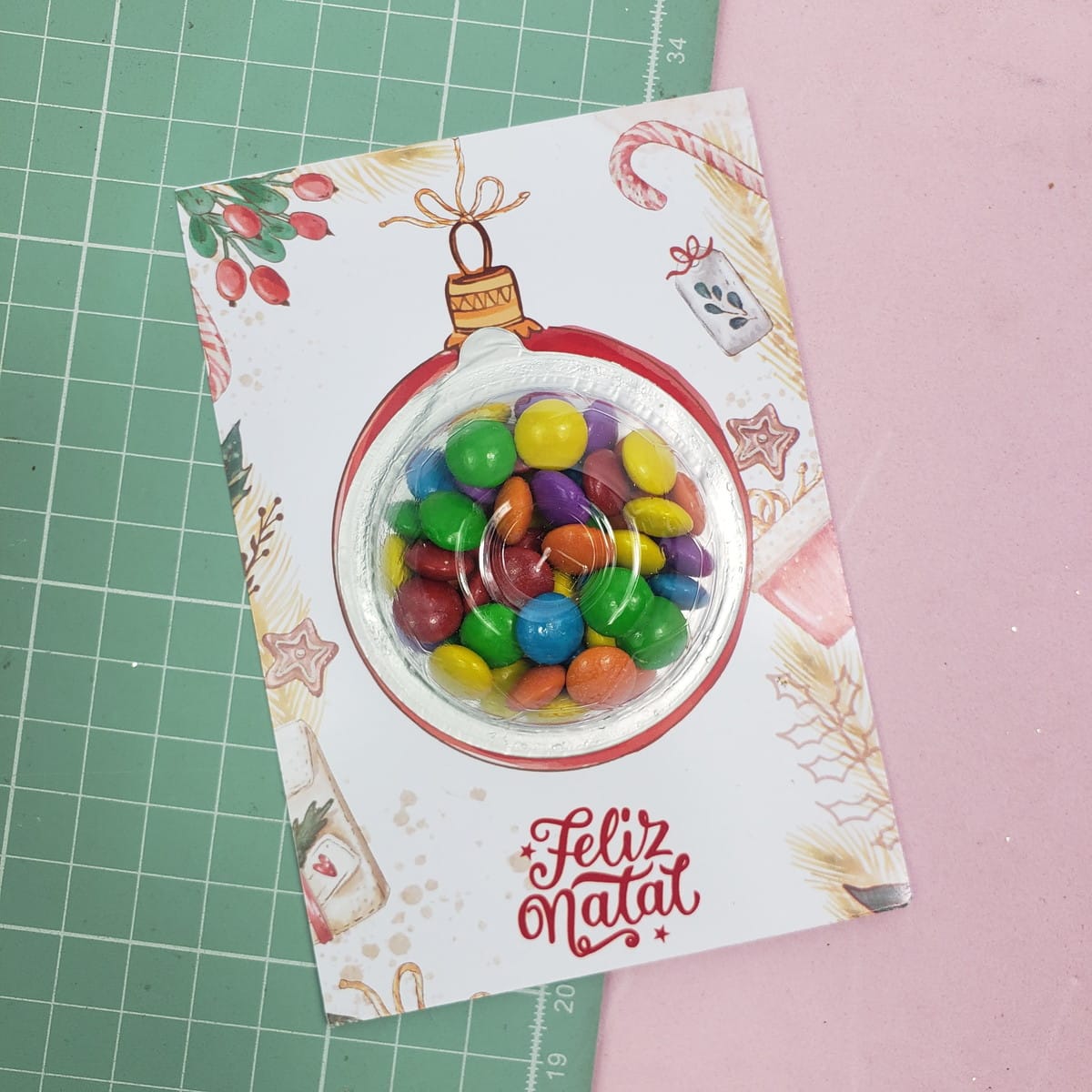 Kit Cards Doces Natal PNG para Lembrancinhas 4 Cartão de Natal com ilustração de ornamento e confeitos coloridos visíveis.