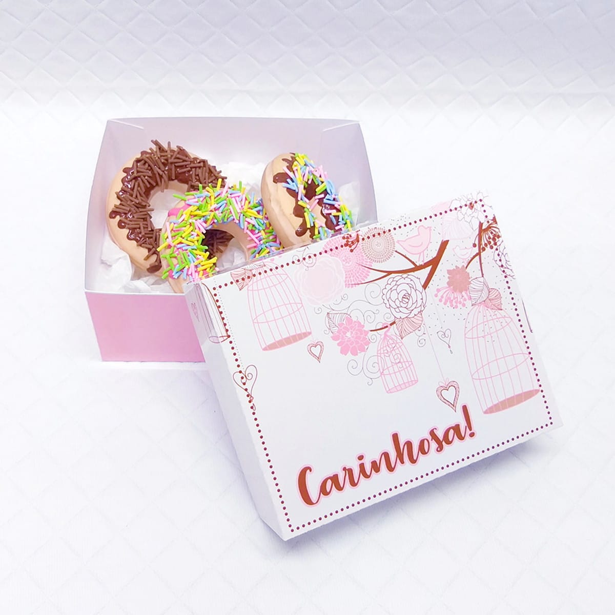 Kit Cesta Jardim de Mãe arquivo digital para o Dia das Mães 2 Caixa de presente rosa com três donuts decorados, um com granulado colorido.