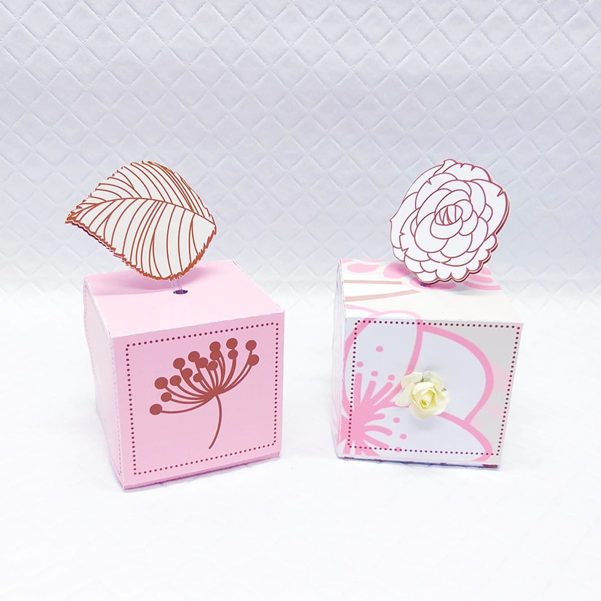 Kit Cesta Jardim de Mãe arquivo digital para o Dia das Mães 3 Duas caixas decoradas, uma rosa com folha, outra branca com rosa e flor.