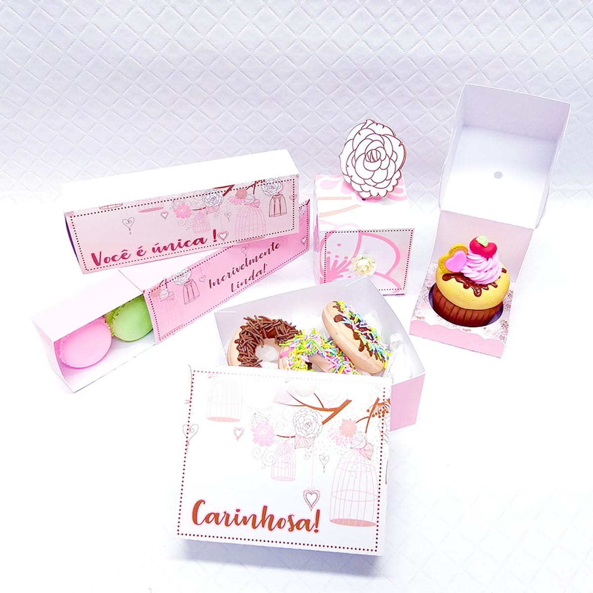 Kit Cesta Jardim de Mãe arquivo digital para o Dia das Mães 4 Caixas de presente rosa e brancas com doces e mensagens inspiradoras.