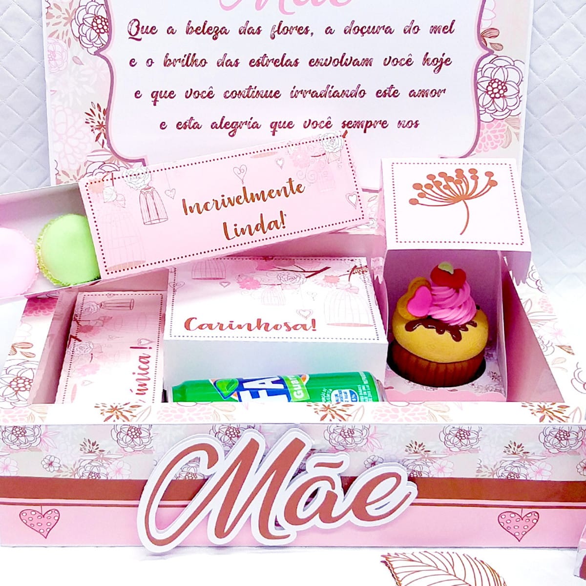 Kit Cesta Jardim de Mãe arquivo digital para o Dia das Mães 1 Representação digital de caixa de presente rosa com doces e mensagens para a mãe.