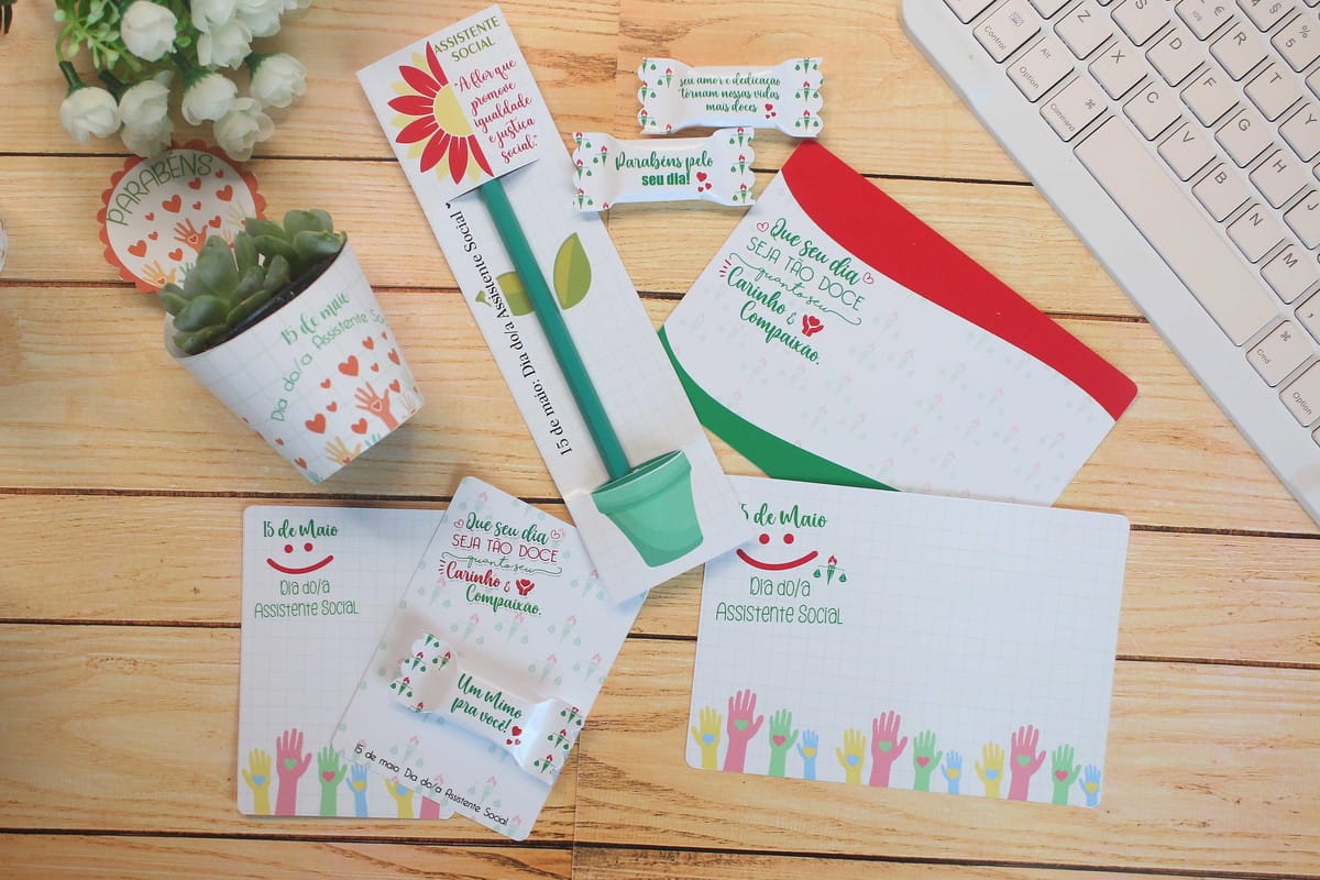 Kit Dia do Assistente Social Arquivo para Corte 3 Designs de papelaria digital com tema Dia do Assistente Social em madeira.