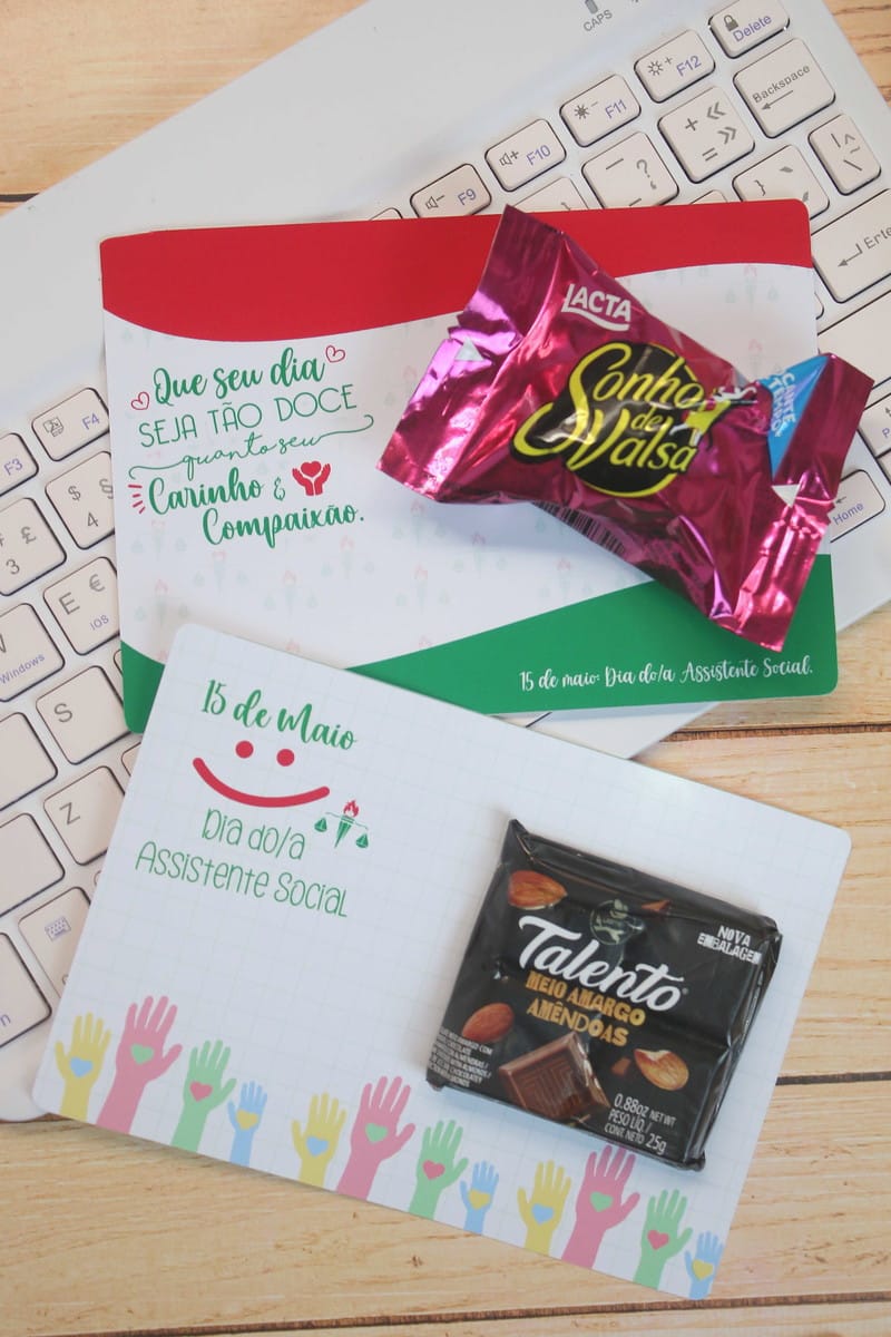 Kit Dia do Assistente Social Arquivo para Corte 4 Dois designs de cartões comemorativos para o Dia do Assistente Social com doces, sobre um teclado.