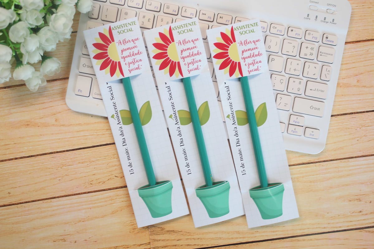Kit Dia do Assistente Social Arquivo para Corte 1 Três lápis decorados como flores com mensagens para o Dia do Assistente Social.