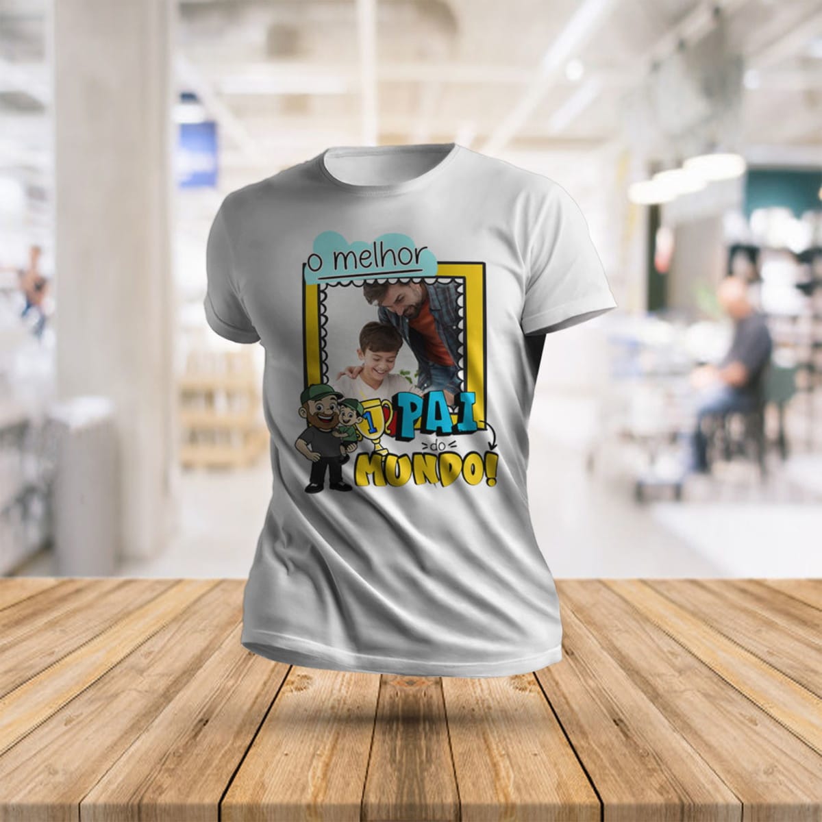 Kit Dia dos Pais para Sublimação em Camiseta e Caneca 2 Camiseta branca estampada com arte digital colorida sobre uma mesa de madeira.