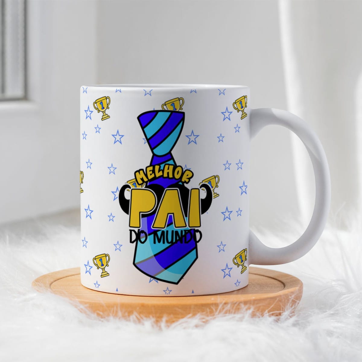 Kit Dia dos Pais para Sublimação em Camiseta e Caneca 1 Caneca branca estampada com gravata azul, bigode e troféus, apoiada em suporte de madeira.