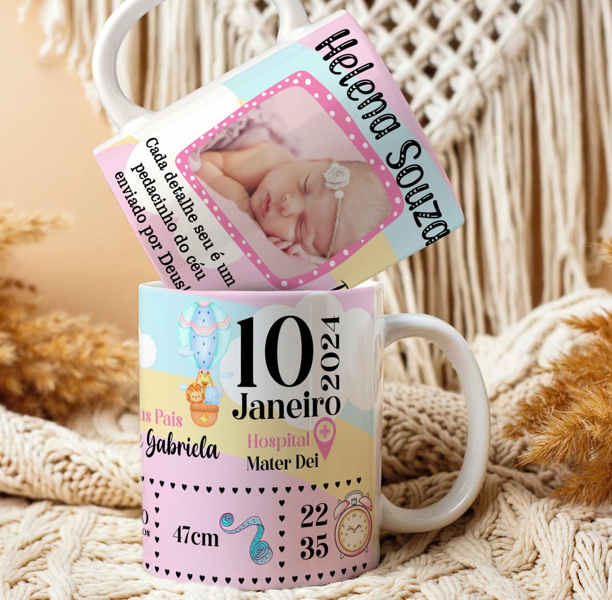 Kit Digital Caneca Nascimento com 10 Artes Editáveis 2 Duas canecas brancas estampadas com fotos e dados de nascimento infantis decoradas.