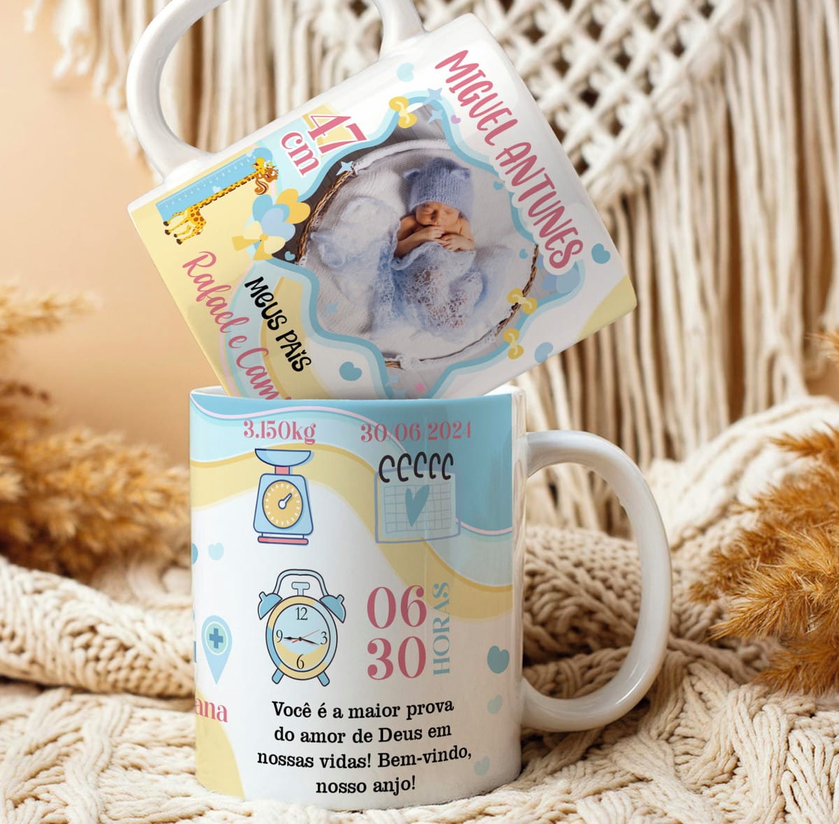 Kit Digital Caneca Nascimento com 10 Artes Editáveis 3 Duas canecas brancas estampadas com tema de nascimento de bebê, com foto e informações.