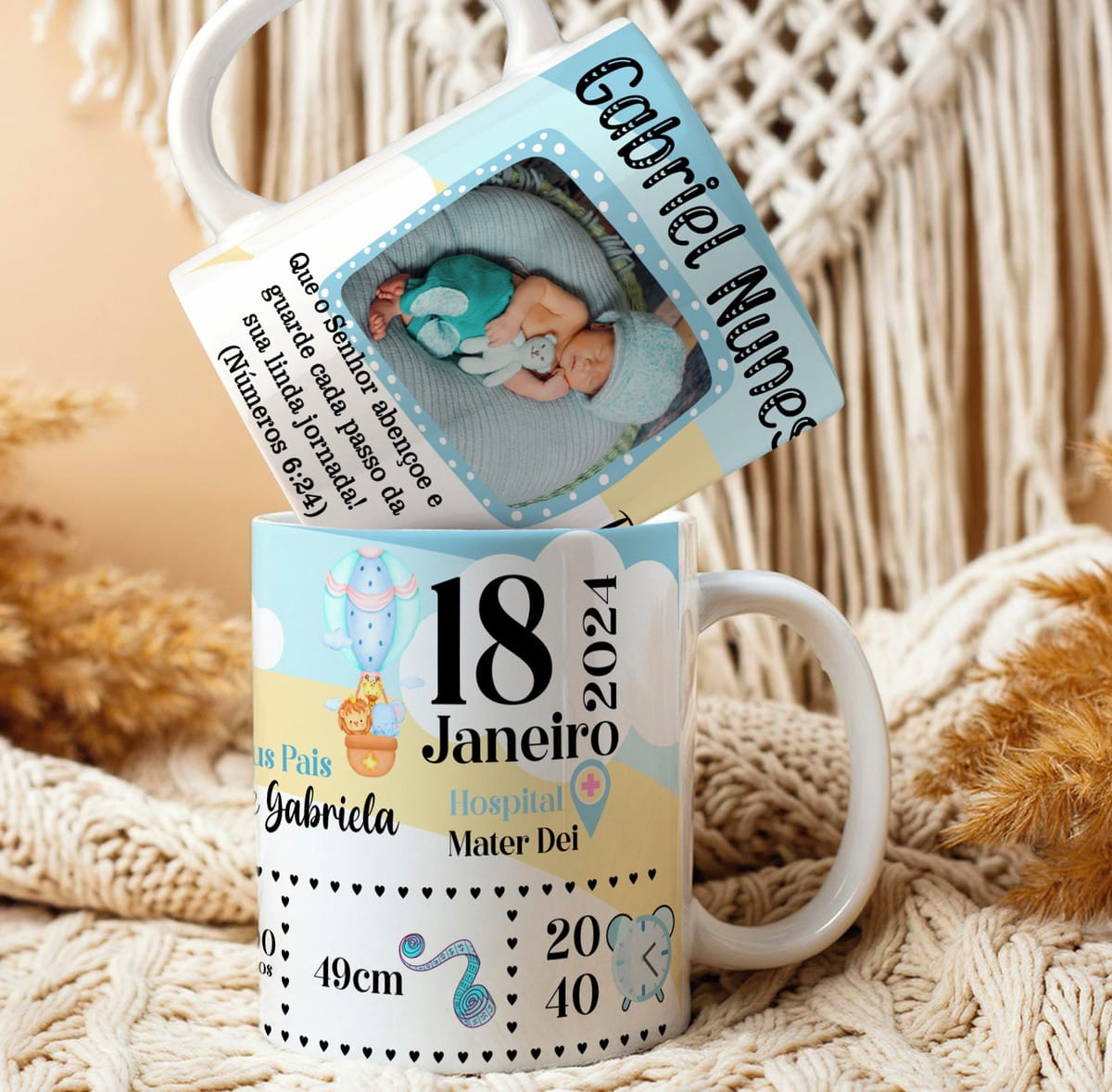 Kit Digital Caneca Nascimento com 10 Artes Editáveis 4 Duas canecas brancas estampadas com fotos de bebê e dados de nascimento.
