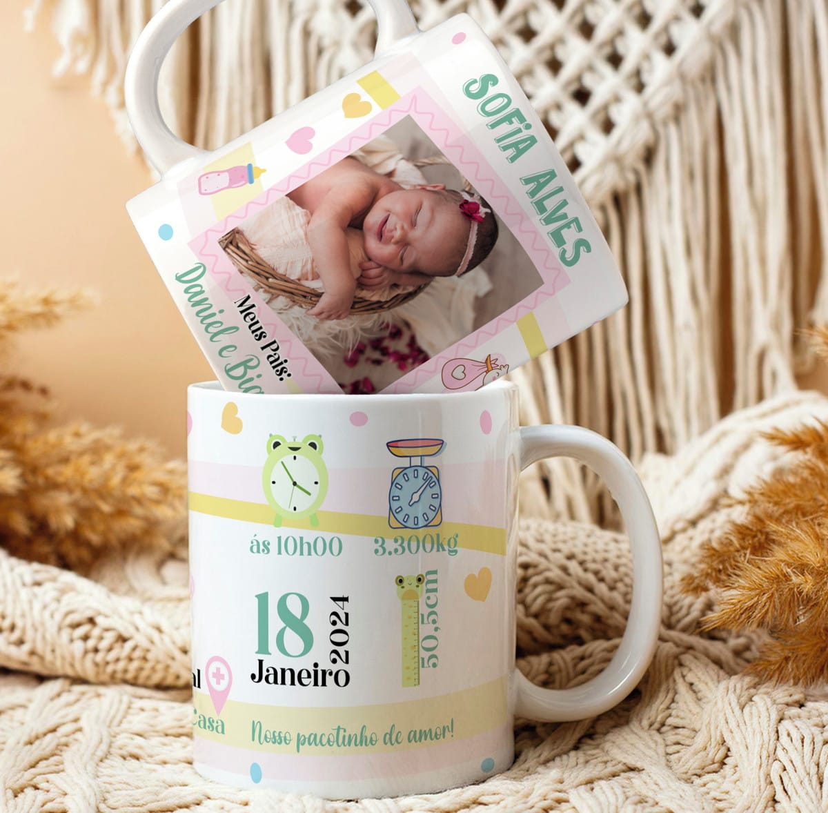 Kit Digital Caneca Nascimento com 10 Artes Editáveis 5 Duas canecas brancas decoradas com foto de bebê e informações de nascimento.