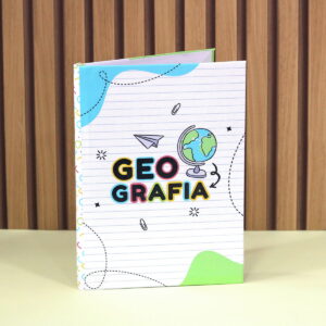 Design digital de capa de caderno com tema Geografia e ilustrações.