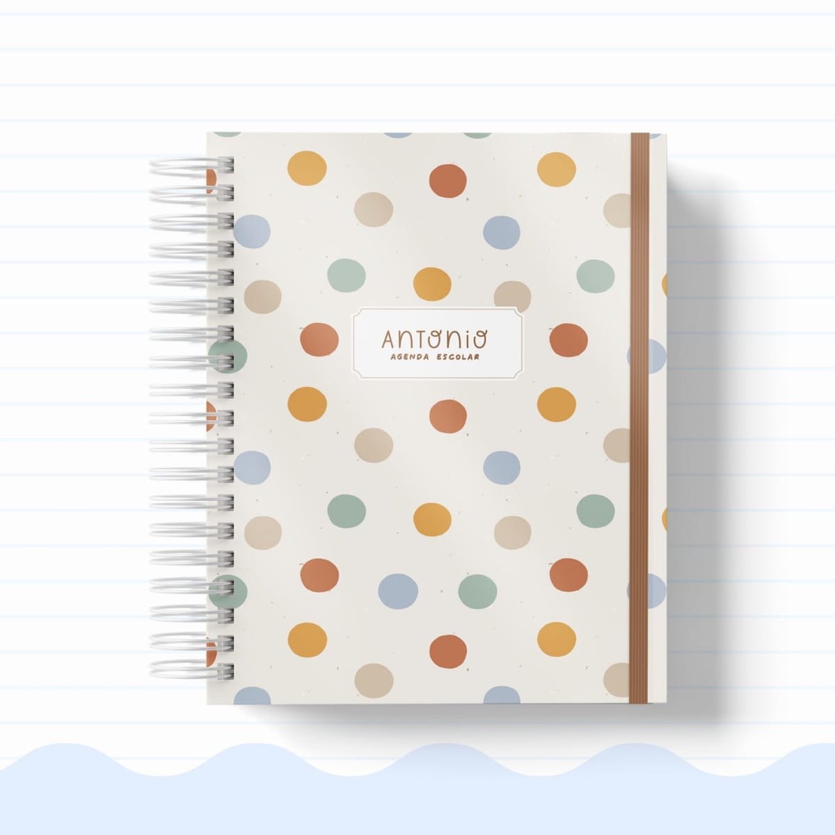 Kit Digital Capas para Agenda Escolar Tema Raposas 4 Agenda escolar espiralada com estampa de bolinhas coloridas sobre fundo claro.