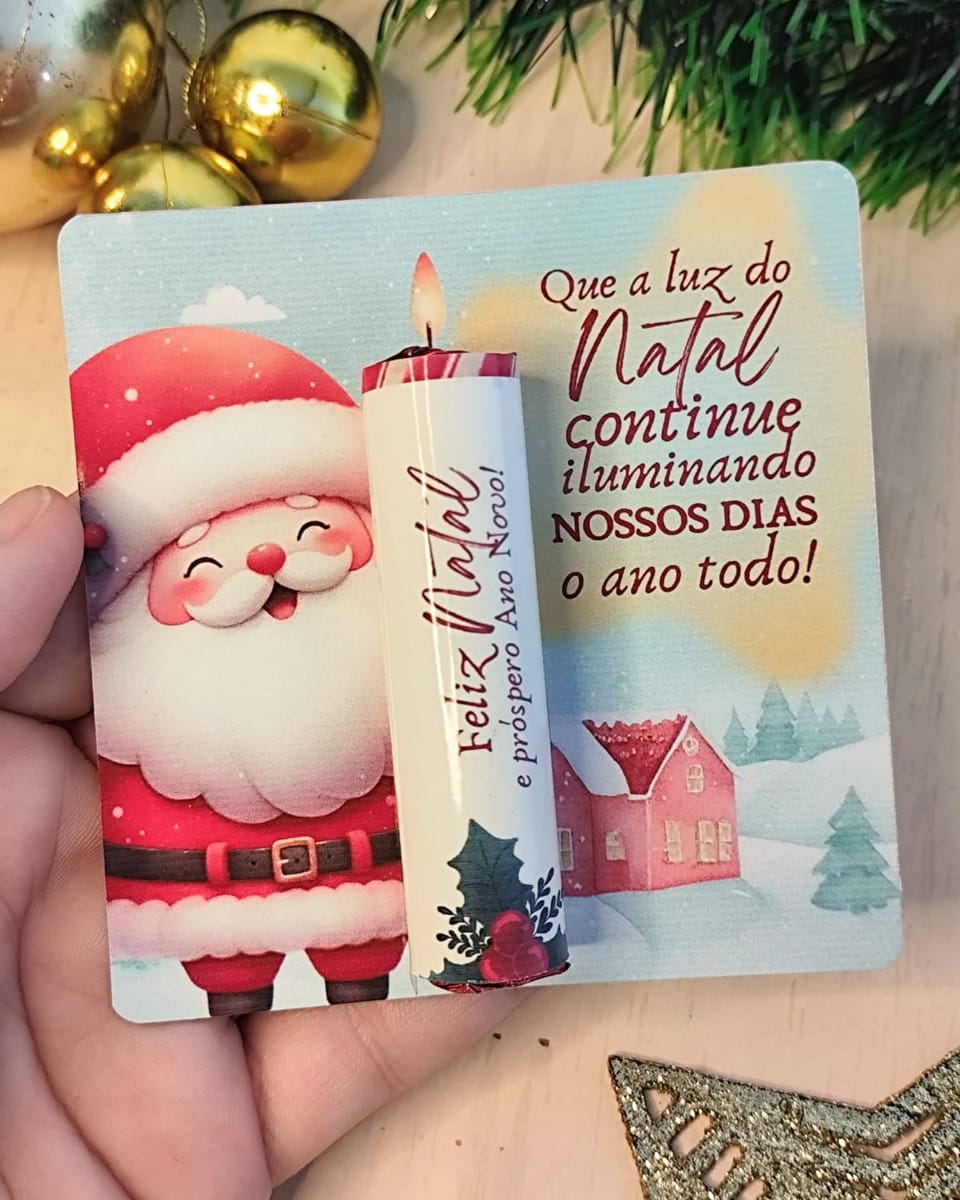 Kit Digital Card de Natal Religioso com Vela e Bengala 2 Mão segurando cartão com desenho de Papai Noel e pequena vela acoplada ao centro.
