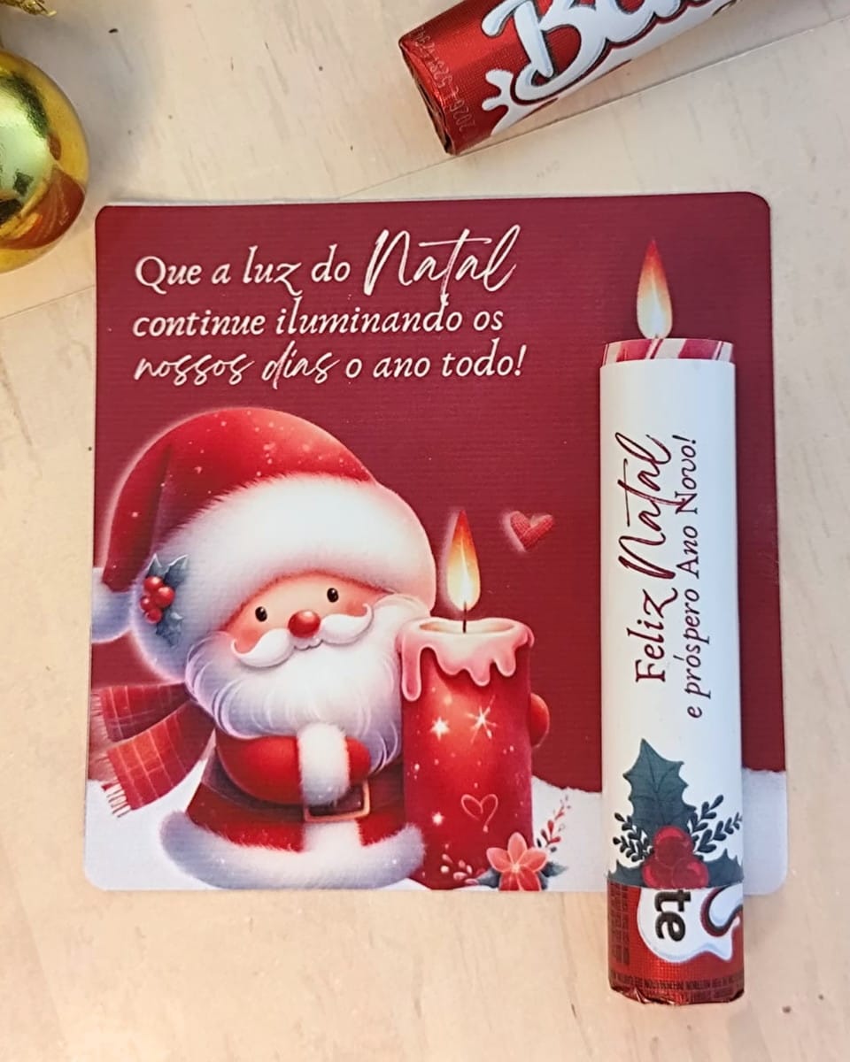Kit Digital Card de Natal Religioso com Vela e Bengala 3 Cartão de Natal com ilustração de Papai Noel ao lado de uma vela