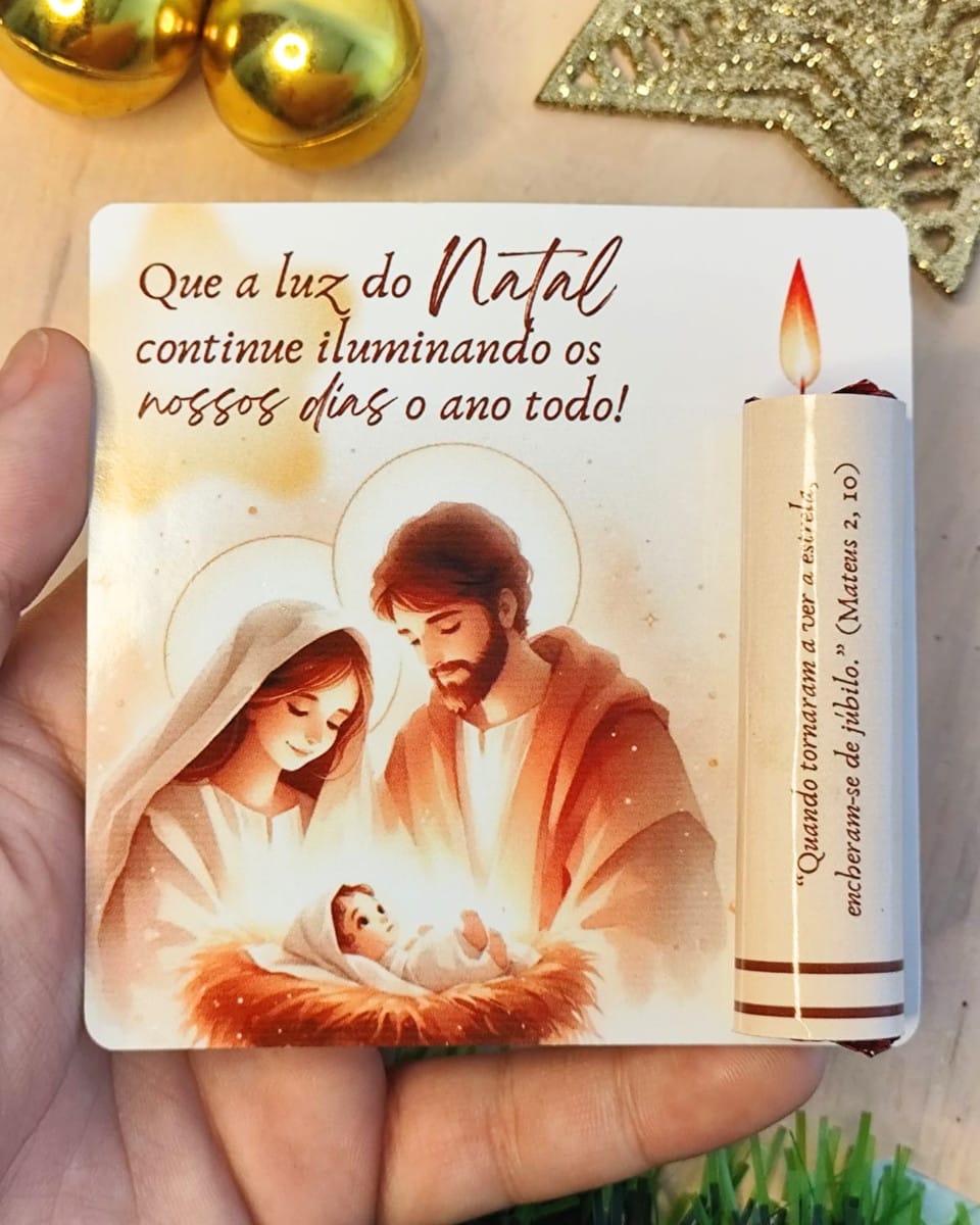 Kit Digital Card de Natal Religioso com Vela e Bengala 4 Mão segurando cartão com ilustração da sagrada família e uma vela decorativa anexada.