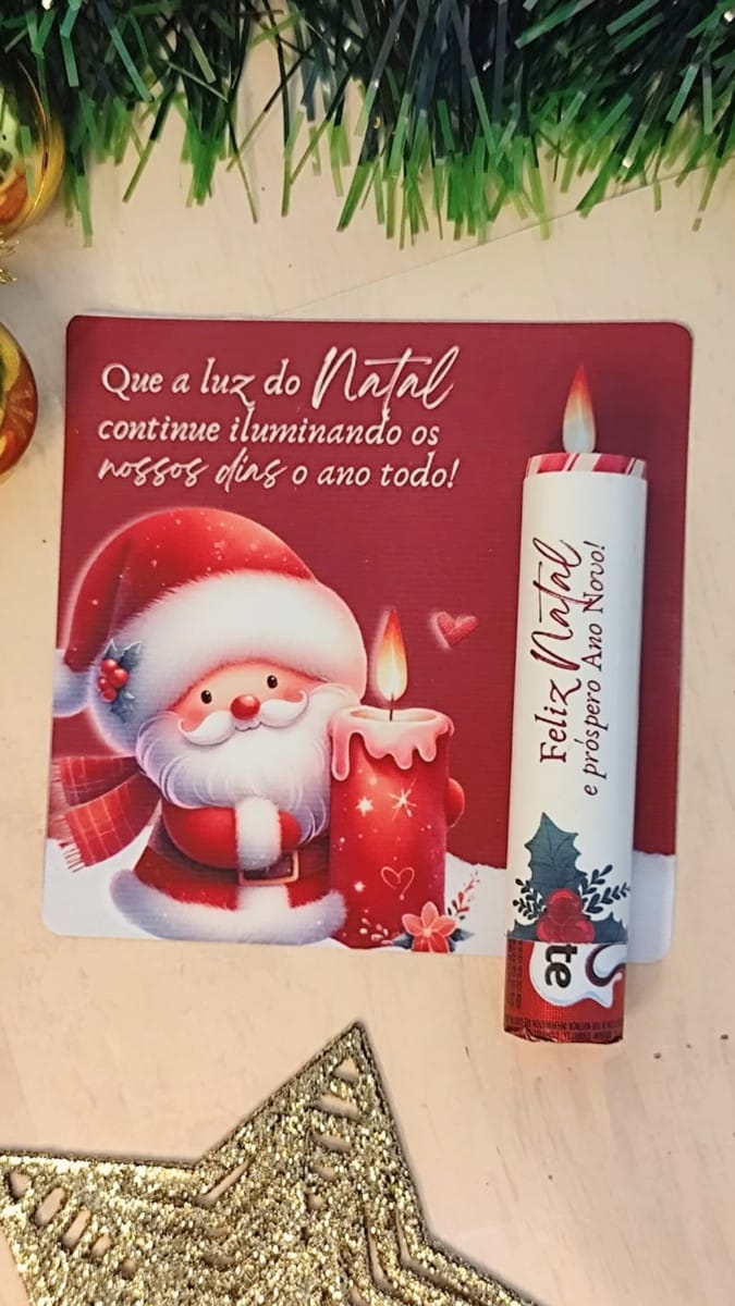 Kit Digital Card de Natal Religioso com Vela e Bengala 5 Cartão de Natal com ilustração de Papai Noel e uma vela real acesa ao lado.