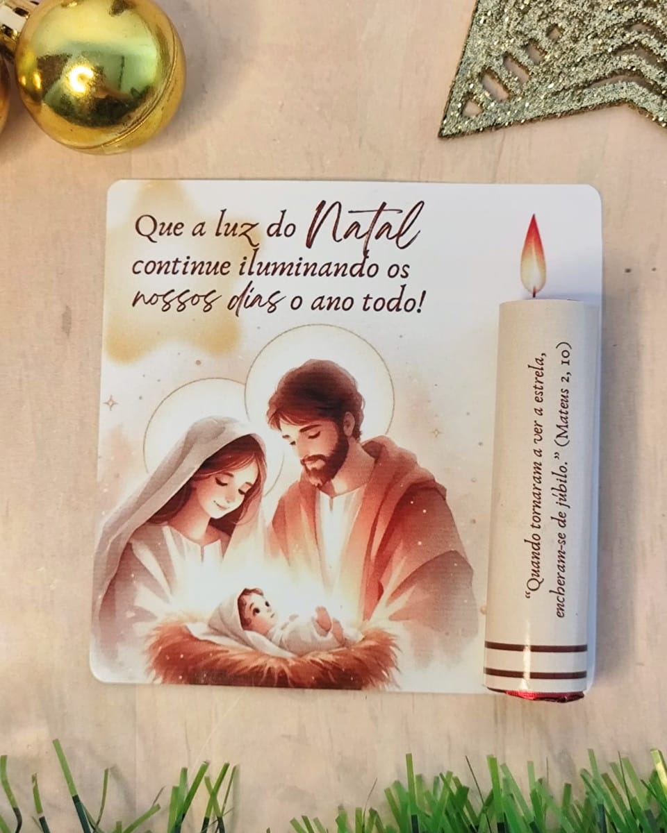 Kit Digital Card de Natal Religioso com Vela e Bengala 1 Cartão de Natal com ilustração da família sagrada e uma vela decorativa ao lado.