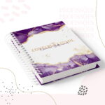 Kit Digital de Encadernação Contabilidade Feminino 9 Caderno com capa roxa e branca com detalhes dourados e encadernação em espiral branca.