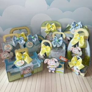 Arte digital de caixas e sacolas de Páscoa com coelhos e laços em tons pastel.