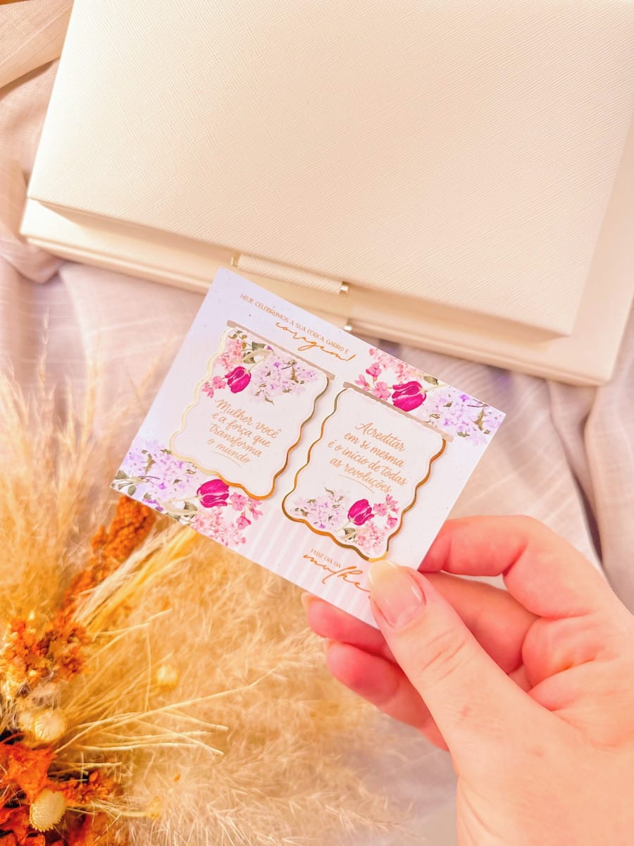 Kit Digital Dia da Mulher Cristão para Personalizados 2 Mão segura cartão impresso com arte floral e mensagens motivacionais sobre fundo claro.