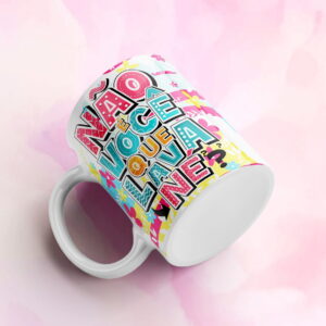 Caneca branca com arte digital colorida, exibindo a frase "NÃO VOCÊ QUE VÁ LÁ NE?".