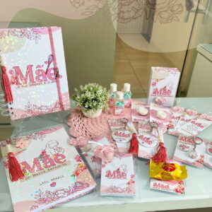 Designs de presentes para mães, com padrão floral rosa, incluindo capas de cadernos e chaveiros.