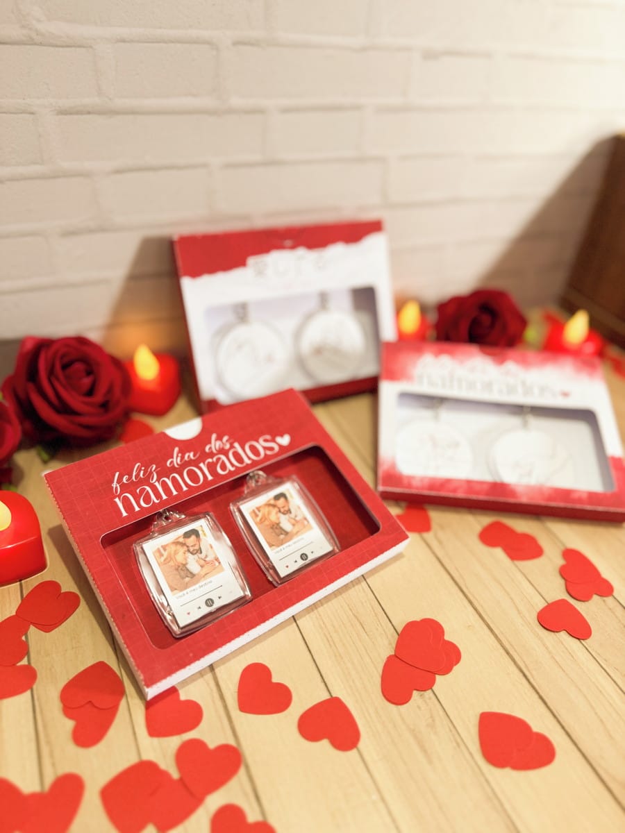 Kit Digital Dia dos Namorados com Mimos para Imprimir 3 Dois chaveiros personalizados em caixa vermelha "Feliz dia dos namorados", com corações e rosas.