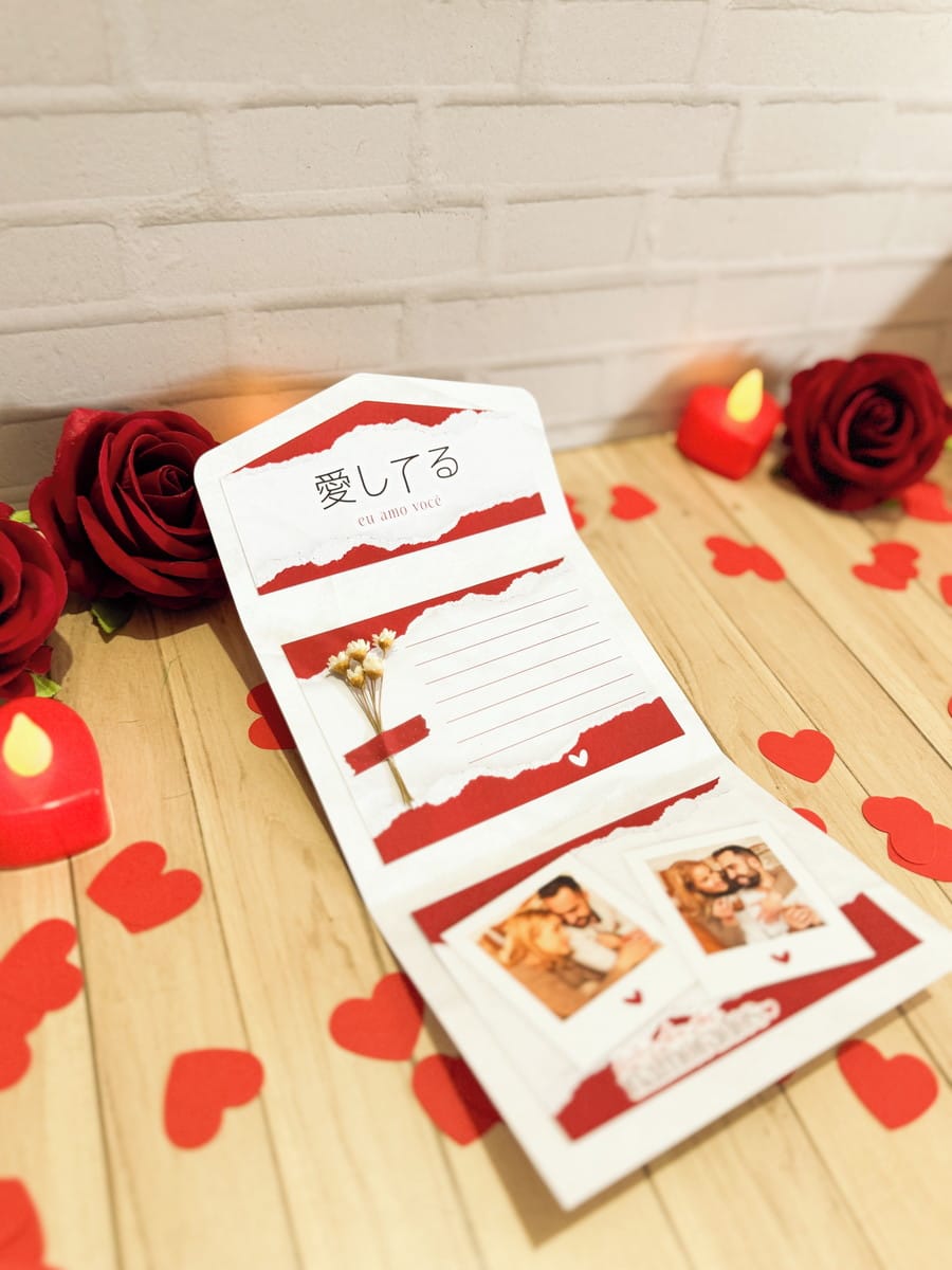 Kit Digital Dia dos Namorados com Mimos para Imprimir 4 Design de cartão dobrável com fotos de casal, mensagem romântica e flores.