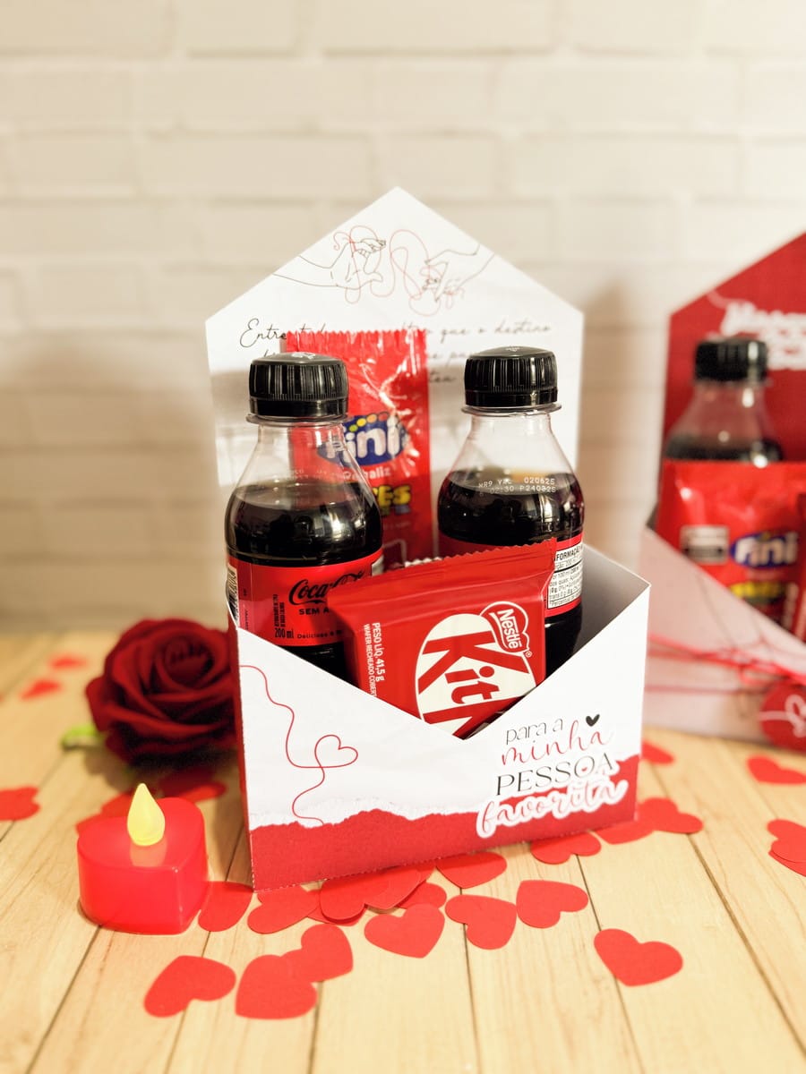 Kit Digital Dia dos Namorados com Mimos para Imprimir 5 Arranjo de presente romântico com bebidas, doces e chocolate em caixa decorada.