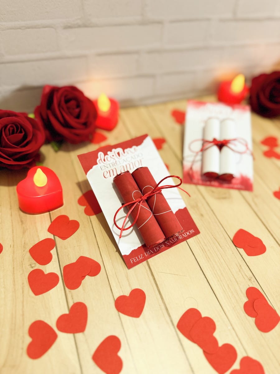 Kit Digital Dia dos Namorados com Mimos para Imprimir 1 Arte digital de cartão vermelho com rolos e laço, cercado por corações e rosas.