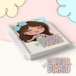 Kit Digital Diário Infantil Menina e Menino para Imprimir 9 Arte digital de diário com capa de menina sorrindo e laço azul.