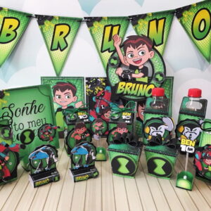 Decoração de festa infantil com diversos itens personalizados em verde e preto, tema de herói animado.