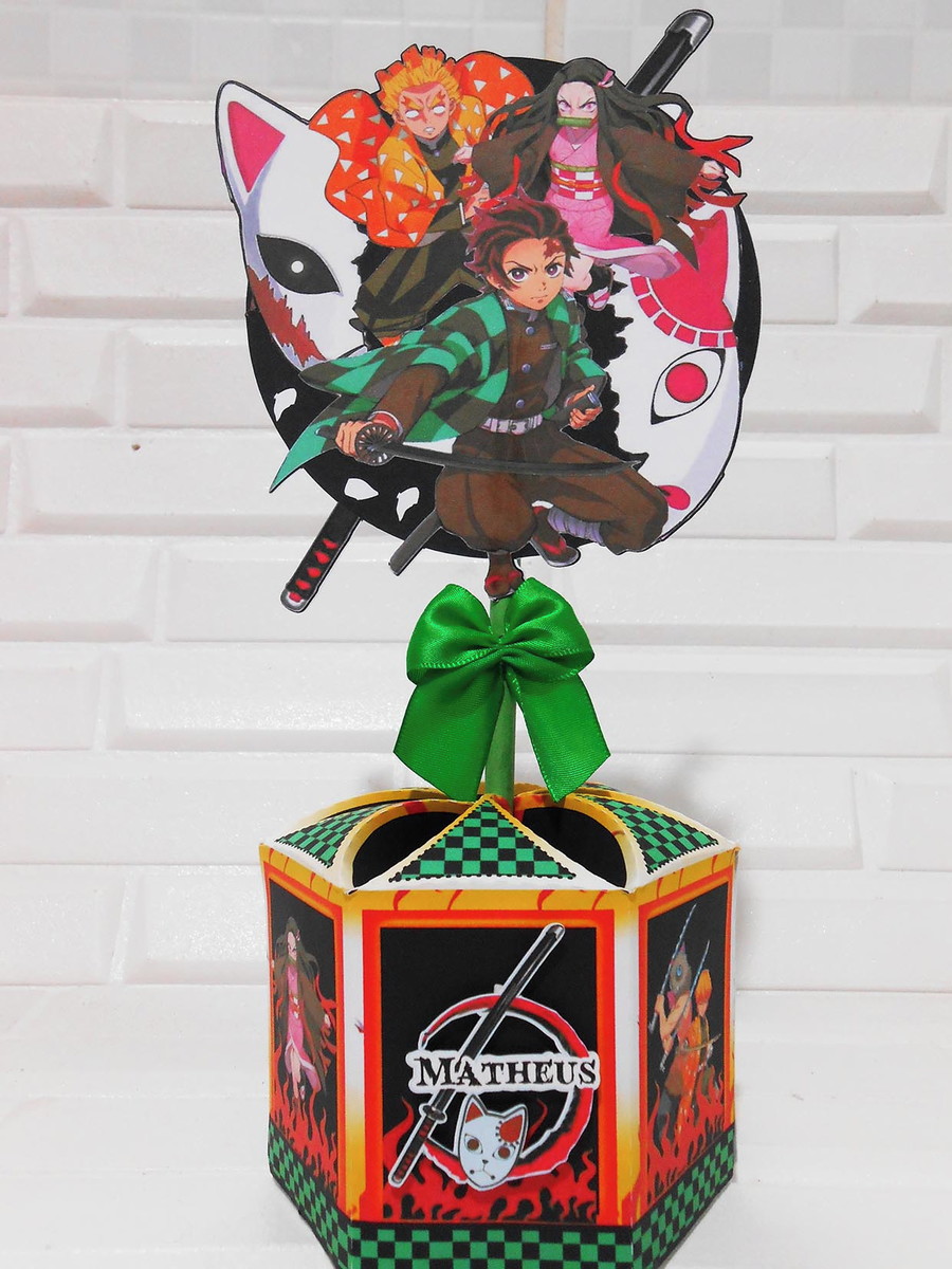 Kit Digital Festa Demon Slayer com Tanjiro e Nezuko 2 Centro de mesa com arte digital de personagens de anime e máscara de raposa, laço verde.