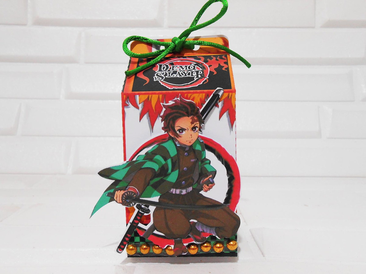 Kit Digital Festa Demon Slayer com Tanjiro e Nezuko 3 Caixa decorada com personagem de anime de cabelo escuro, haori xadrez e espada.