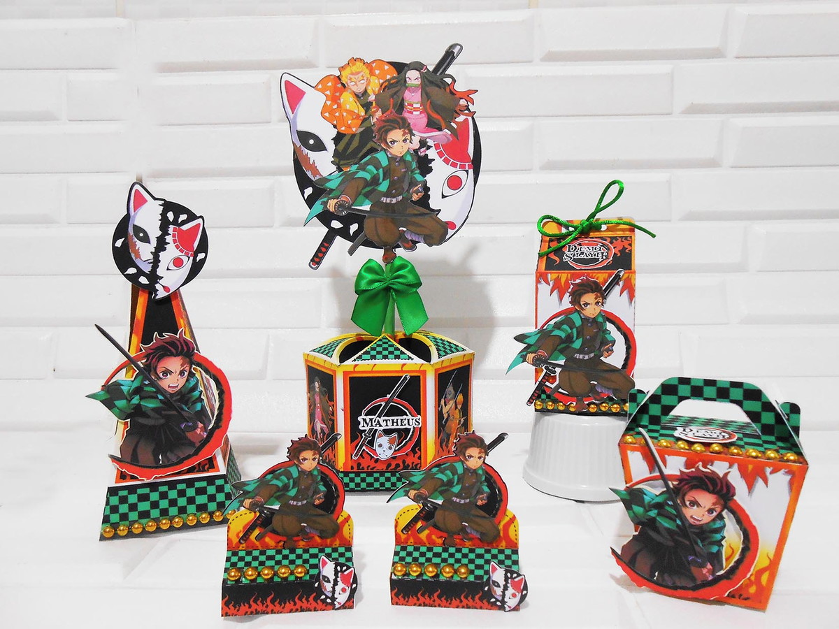 Kit Digital Festa Demon Slayer com Tanjiro e Nezuko 1 Decorações de festa com arte de personagens de anime e máscaras de raposa em fundo branco.