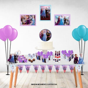 Decoração de festa temática com personagens animados, balões e itens de mesa.