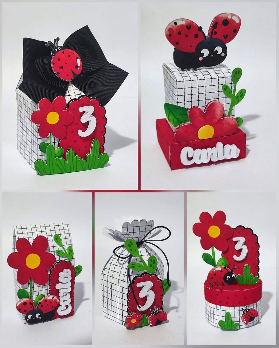 Kit Digital Festa Joaninha com Studio e PDF para Imprimir 1 Caixinhas decoradas de papel com tema de joaninha, flores vermelhas, grama verde e laços pretos.