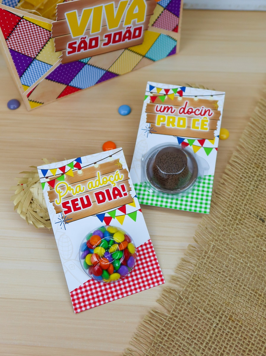 Kit digital Festa Junina Studio para lembrancinhas 3 Dois cartões decorados com doces, confeitos coloridos e um brigadeiro sobre mesa de madeira
